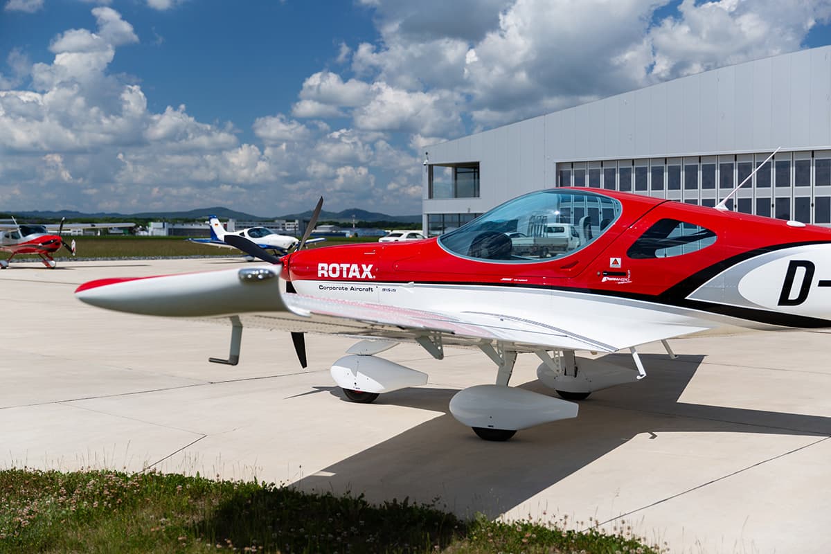 Bristell B23 Turbo side profile in front of a hangar