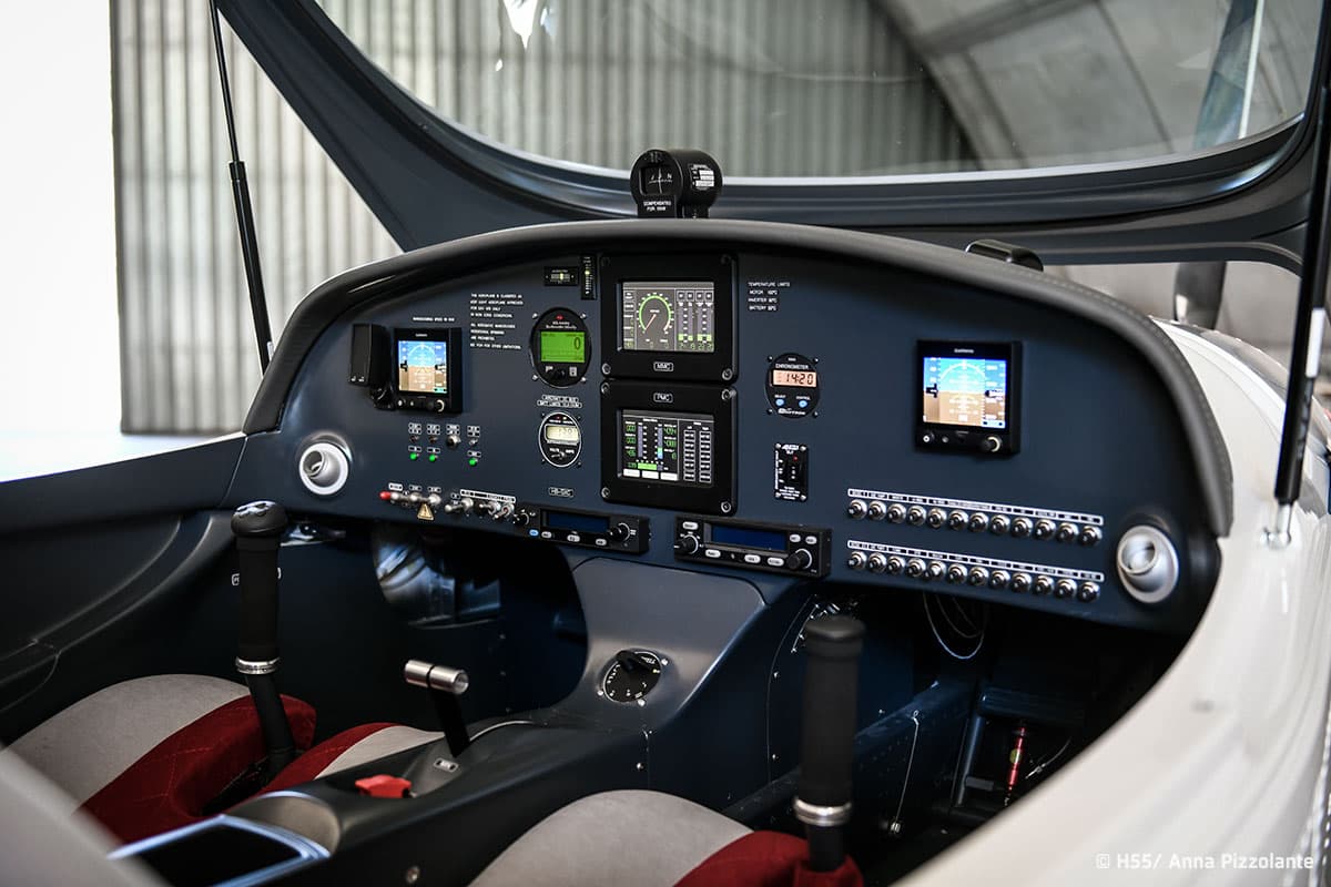 Bristell Energic glass cockpit with dual Garmin G5 displays