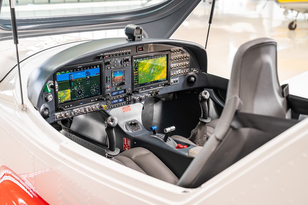 Bristell B8 instrument panel with full glass avionics